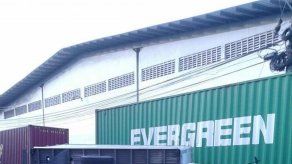 Camión choca con sedán en Colón