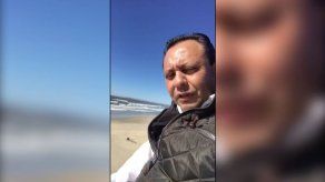 Diputado mexicano sube a valla fronteriza para demostrar que es absurda