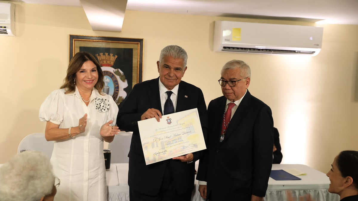 Presidente Mulino recibe reconocimiento por sus méritos intelectuales Presidente Mulino recibe reconocimiento por sus méritos intelectuales