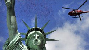 La Estatua de la Libertad recibe una lluvia de rosas para recordar el Día-D
