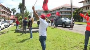 Miembros del Suntracs realizan protesta frente al MOP
