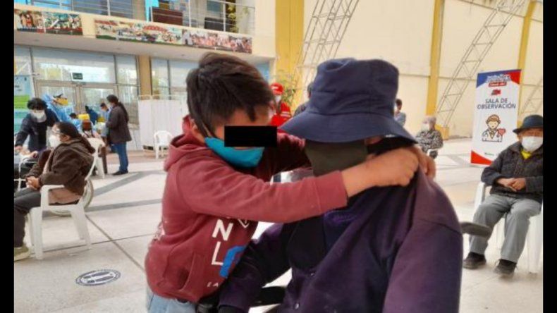 Covid-19: niño junto a su abuelo