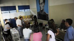Comienzan a cerrar mesas de votación en Venezuela por regionales (CNE)
