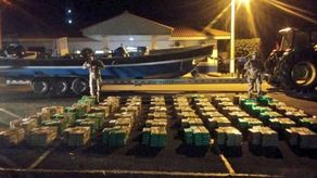 1,675 paquetes de presunta sustancia ilícita fueron decomisados.