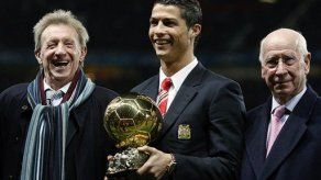 Cristiano Ronaldo celebra Balón de Oro con Law y Charlton