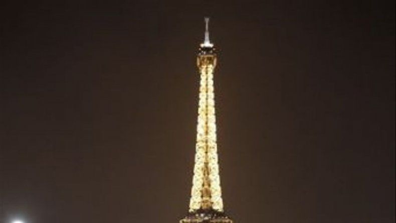 Evacúan la Torre Eiffel de París