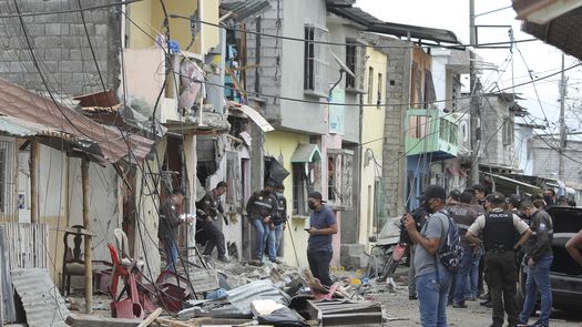 Imágenes del lugar muestran varias casas y autos destruidos.