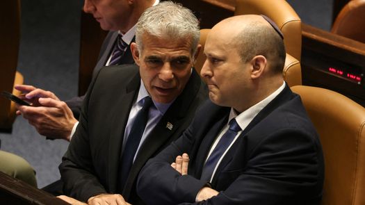 El Ministro de Relaciones Exteriores de Israel, Yair Lapid, habla con el Primer Ministro saliente, Naftali Bennett, durante una reunión en el parlamento, en Jerusalén.