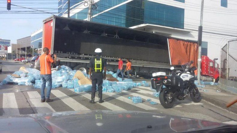 Decenas de botellas plásticas caen de camión en Tumba Muerto