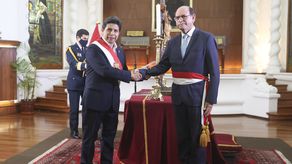 El presidente de Perú, Pedro Castillo y el canciller, César Landa.