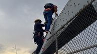 bomberos y policia nacional rescatan a ciudadano en crisis en el puente de las americas bomberos y policia nacional rescatan a ciudadano en crisis en el puente de las americas