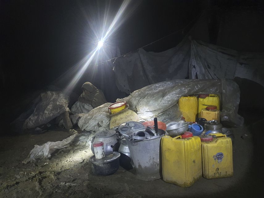 Sobrevivientes trabajan sin equipos tras sismo en Afganistán