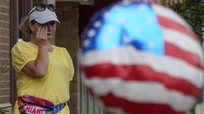 La zona permanecía cerrada con cinta policial, barricadas y agentes uniformados.