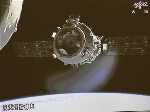 China logra su primer acoplamiento manual en el espacio