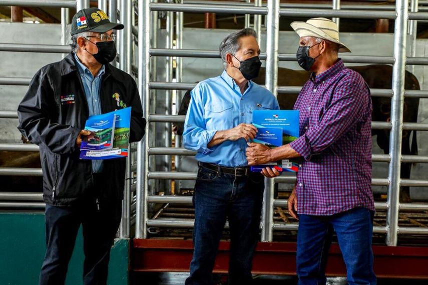 En compañía del ministro de Desarrollo Agropecuario