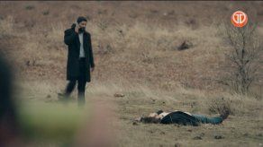 Cihan le muestra un video a Fusun donde se aprecia a Mahmut al lado del cuerpo de Harun.