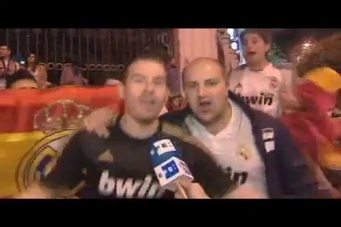 Cientos de aficionados del Real Madrid festejan el título liguero