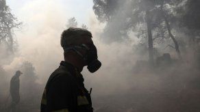 El fuego arrasa una reserva natural en Grecia por tercer día