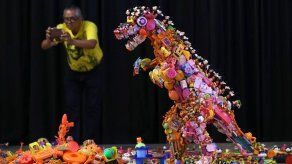 Un parque jurásico de juguetes desechados para concienciar contra el plástico