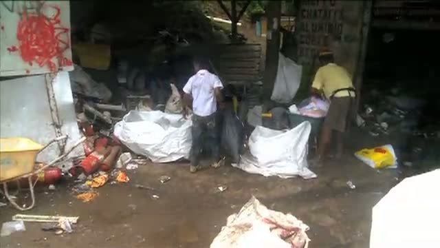 Pepenadores, niños que buscan entre la basura, ganancias para el hogar
