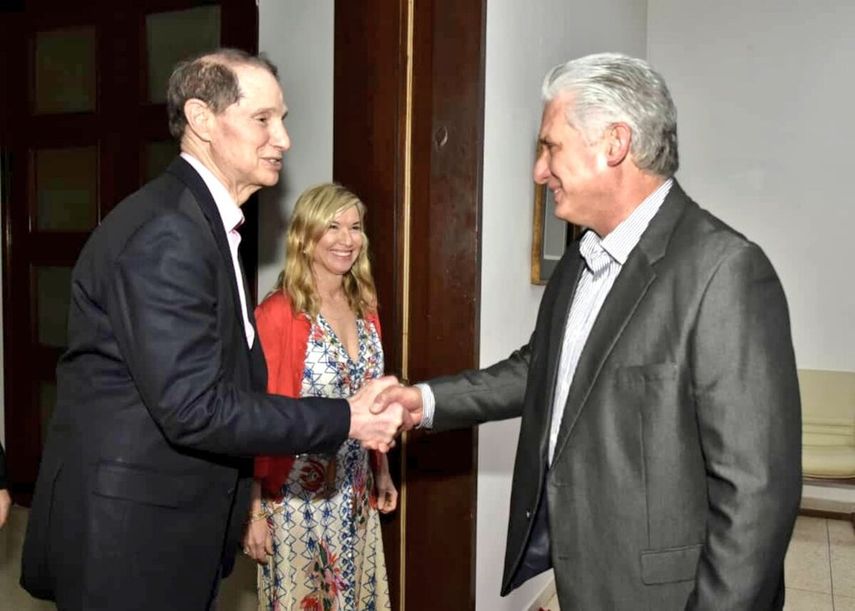 El senador Ron Wyden y Miguel Díaz-Canel