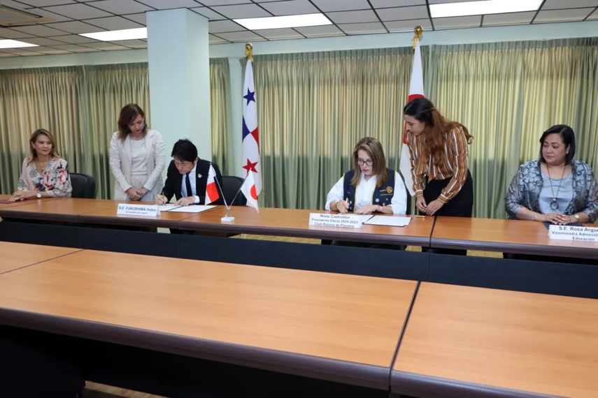 firma del contrato entre el embajador de Japón y la presidenta electa del Club Rotario de Panamá firma del contrato entre el embajador de Japón y la presidenta electa del Club Rotario de Panamá