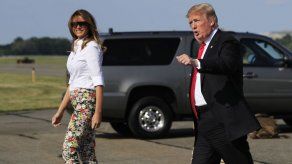 Melania sopesa lo que ve durante visitas a migrantes