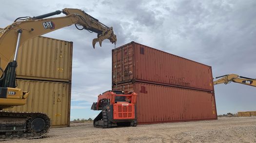 Planean completar el trabajo en cuestión de días, y los contenedores serán rematados con 1,2 metros (4 pies) de alambre de púas, dijo Katie Ratlief, subjefa de despacho del gobernador republicano Doug Ducey.
