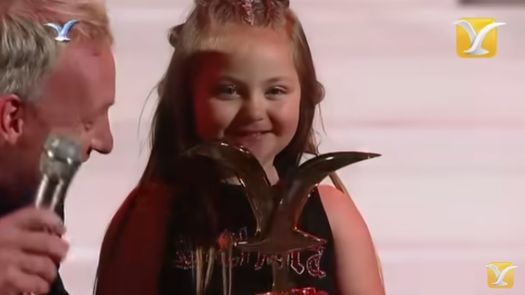 Niña sube al escenario en plena presentación de Karol G y se lleva su Gaviota de Oro