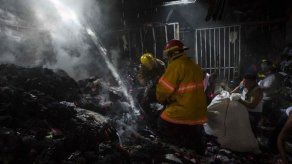 Un incendio consume gran mercado público en Managua