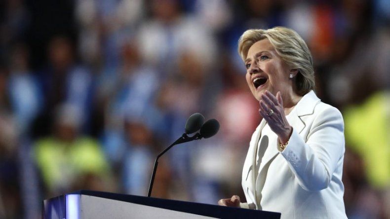 FBI revela notas de su investigación sobre emails de Hillary Clinton