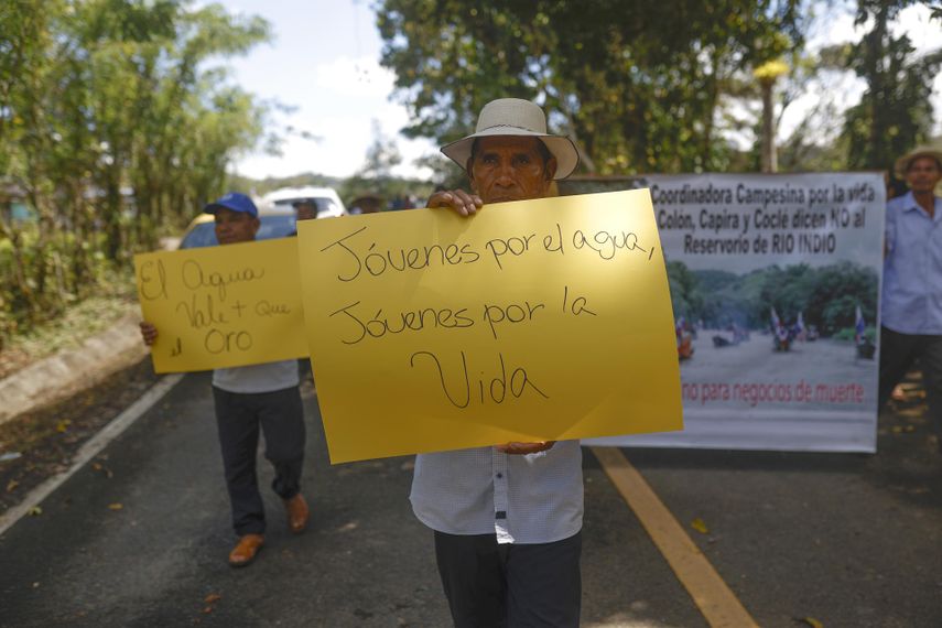 AME6620. LIMÓN DE CHAGRES (PANAMÁ), 25/04/2026.- Campesinos se manifiestan durante una marcha en protesta contra el proyecto del Río Indio este sábado, en la localidad de Limón de Chagres, provincia de Colón, (Panamá). El proyecto del embalse de Río Indio en Panamá es una prioridad estratégica de la Autoridad del Canal de Panamá (ACP) para asegurar el suministro de agua potable a más de dos millones de personas y garantizar las operaciones del Canal durante los próximos 50 años. AME6620. LIMÓN DE CHAGRES (PANAMÁ), 25/04/2026.- Campesinos se manifiestan durante una marcha en protesta contra el proyecto del Río Indio este sábado, en la localidad de Limón de Chagres, provincia de Colón, (Panamá). El proyecto del embalse de Río Indio en Panamá es una prioridad estratégica de la Autoridad del Canal de Panamá (ACP) para asegurar el suministro de agua potable a más de dos millones de personas y garantizar las operaciones del Canal durante los próximos 50 años. 