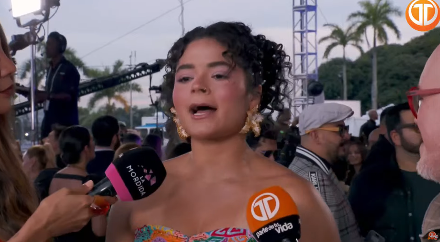 Alcaldesa Irma Hernández impacta con su vestuario en los Premios Juventud 2025.
