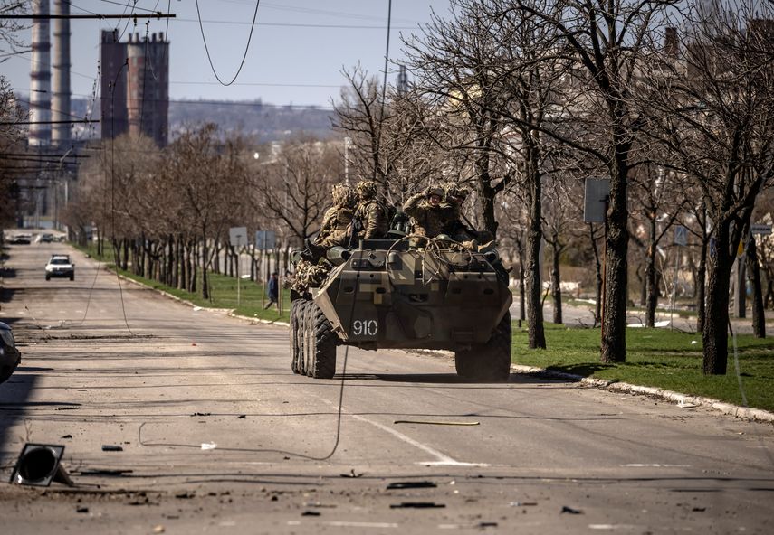 Soldados ucranianos sentados en un vehículo militar blindado en la ciudad de Severodonetsk