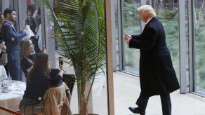 Trump analiza cargos y conversa con dignatarios extranjeros