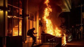 &nbsp;Las autoridades declararon ilegal la concentración de personas y ordenaron a los manifestantes que se dispersaran. La policía de Oaklanddijo que los manifestantes se retiraron pacíficamente.