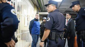 Procesan a exministro por polémico pago de bono al presidente de Guatemala