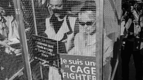 Pamela Anderson se encierra para denunciar la cría de animales en jaulas