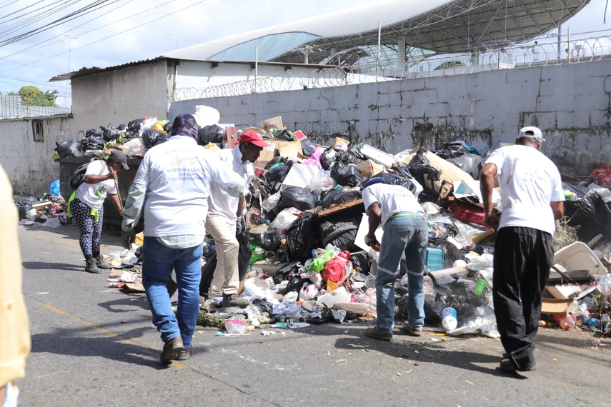 Minsa realiza operativo para supervisar la recolección de basura en San Miguelito.