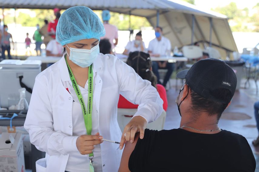 Personal de salud en Panamá aplica dosis de la vacuna contra covid-19.