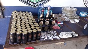 Igualmente, se incautaron cajas de cigarrillos, celulares y cargadores.