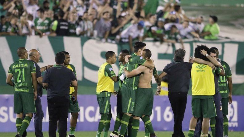 Un total de 76 muertos y cinco rescatados en accidente donde iba equipo Chapecoense