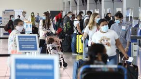 Sin embargo el decreto ordena que se mantiene el uso obligatorio de mascarilla en aeronaves que transiten entre aeropuertos del territorio nacional o vuelos domésticos.