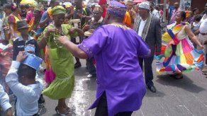 Calles de Colón se visten de colores con desfile de la etnia negra