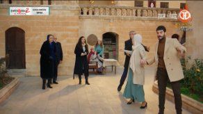 Azize llega a la mansión de los Sadoglu para intentar convencer a Dilsah de que su hijo Miran está vivo.