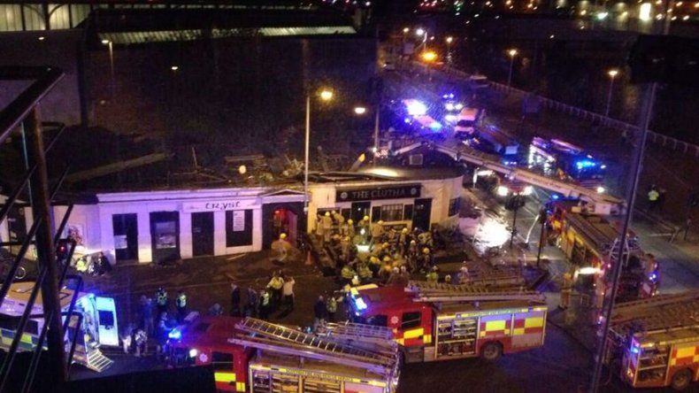 Cae helicóptero en el techo de un pub en Escocia