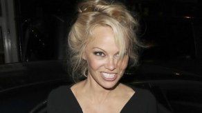 Pamela Anderson mantiene un romance con un hombre que no es Julian Assange
