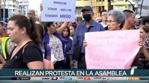 Ciudadanos protestan en la Asamblea