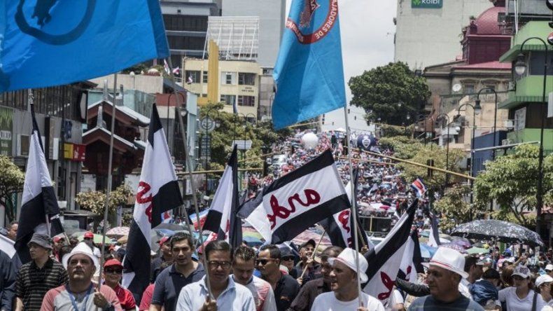 Miles de trabajadores en huelga exigen retiro de reforma fiscal en Costa Rica