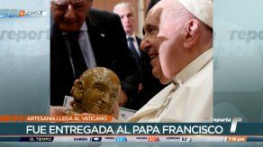 Papa Francisco recibe escultura tallada por artesano de Membrillo